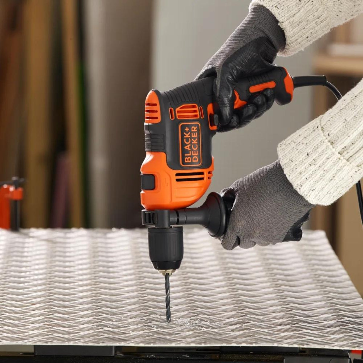 מקדחה-חוטית-32-710w-אביזרים-black-decker