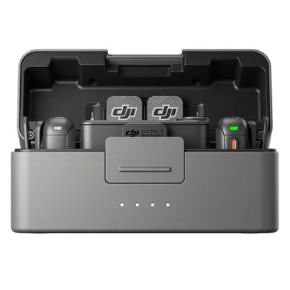 מערכת מיקרופון אלחוטי זוגי DJI Mic 3 להקלטת סאונד מקצועית ליוצרי תוכן, המאפשרת איכות שמע נקייה ובידוד רעשים ליצירת סרטונים וראיונות ברמה הגבוהה ביותר