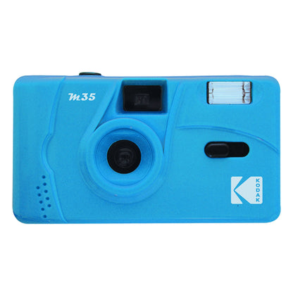מצלמת פילם רב-פעמית Kodak M35 לצילום אנלוגי חווייתי, המאפשרת יצירת זיכרונות במראה רטרו אותנטי בזכות פשטות תפעול (Point & Shoot) ופלאש מובנה לשימוש גם כשהתאורה חלשה