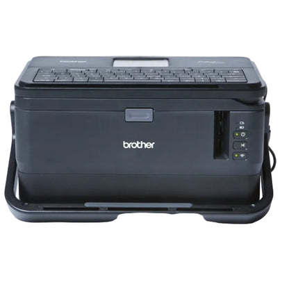 מדפסת תוויות מקצועית Brother PT-D800W עם קישוריות Wi-Fi, המהווה את פתרון הסימון המתקדם ביותר להפקה מהירה של מדבקות רחבות ועמידות בתנאי תעשייה ומשרד.
