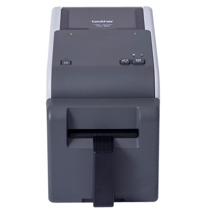 מדפסת מדבקות שולחנית Brother TD-2320DFC (רוחב 2 אינץ') בטכנולוגיית Linerless, המציעה פתרון הדפסה חכם, אקולוגי וחסכוני ללא נייר גב, המותאם לסביבות עבודה דינמיות