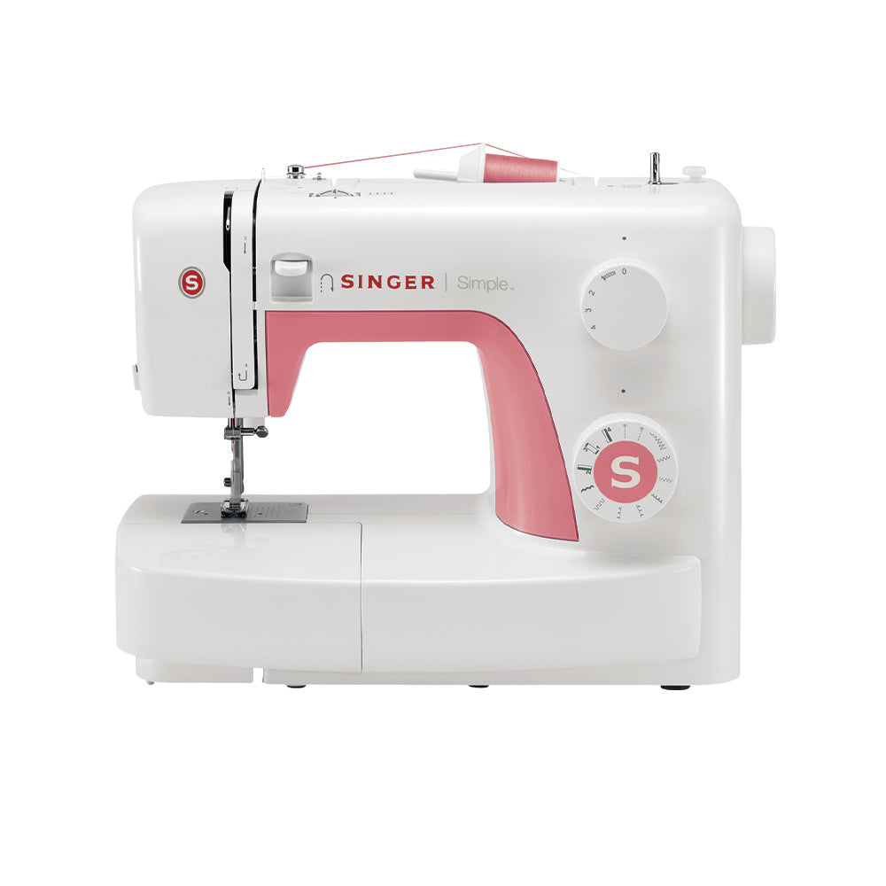 "מכונת תפירה Singer Simple 3210 בלבן, המציעה פתרון קומפקטי וידידותי למשתמש עבור תיקוני בגדים ופרויקטים בסיסיים של תפירה ביתית.