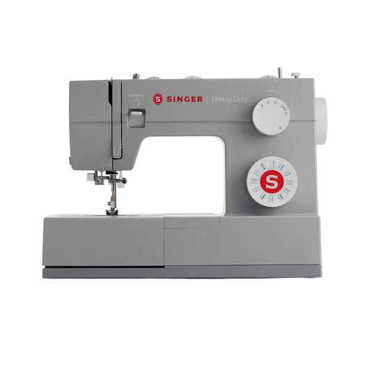 מכונת תפירה Singer Heavy Duty 4423 המשלבת עוצמה תעשייתית עם נוחות ביתית, המתוכננת להתמודדות קלה עם בדים עבים ומשימות מאתגרות