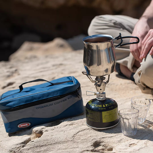 ערכת הקפה הזוגית בתיק מבית Outdoor Revolution היא השותפה המושלמת לרגעים של שקט בטבע, המאגדת את כל מה שצריך לקפה איכותי בתוך מארז קומפקטי ומאורגן להפליא.