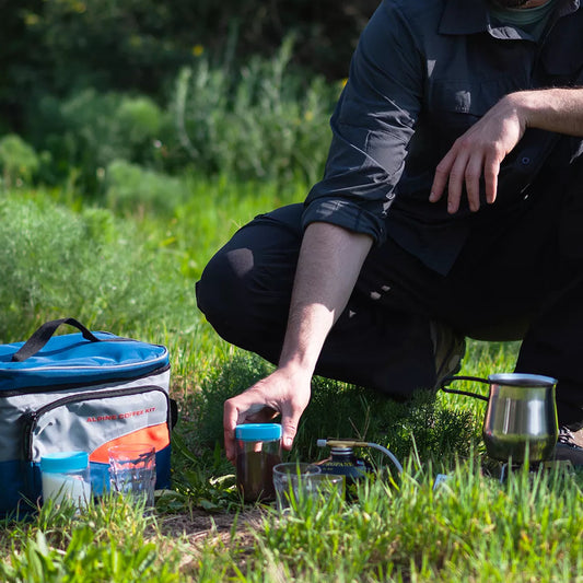 "ערכת הקפה האלפינית של Outdoor Revolution היא הפתרון האולטימטיבי למטיילים הדורשים ביצועים גבוהים בכל מזג אוויר, עם דגש על יציבות מרבית ומהירות הרתחה גם בתנאים הקשוחים ביותר