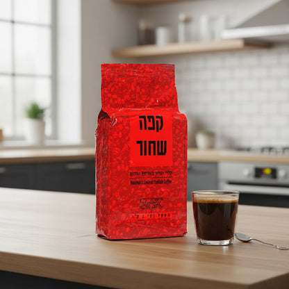 אריזת ווקום קפה שחור טורקי, על משטח מטבחון משרד, מבט מלפנים. לשימוש משרדי