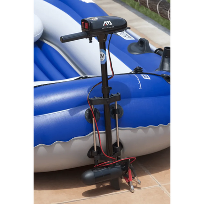 סירה עם מנוע